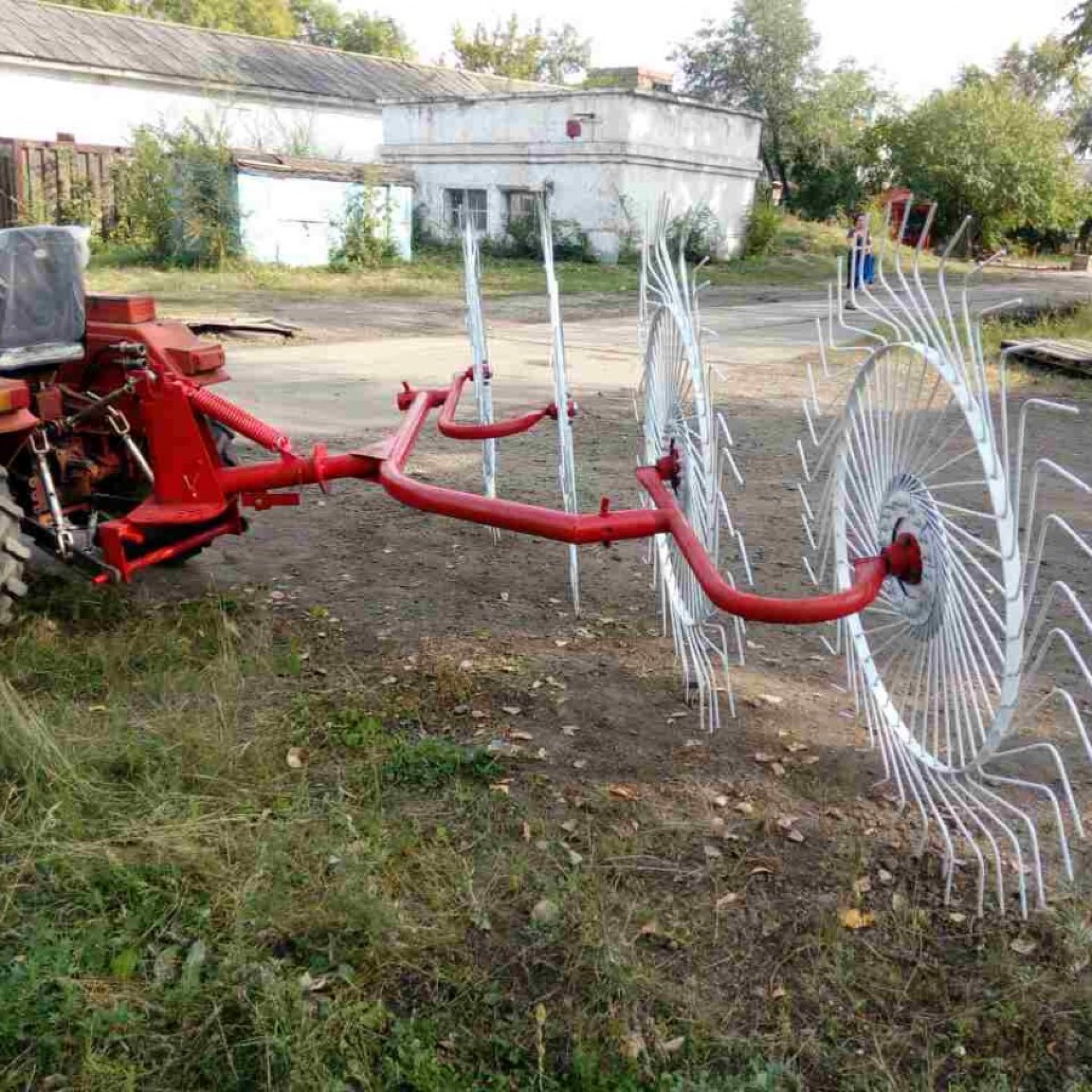 Грабли на т25. Грабли ворошилки кормилец 4 колеса. ГВК грабли ворошилки т25. Грабли ворошилки навесные на трактор Уралец. Грабли-ворошилки 4-колесные для трактора Русич.