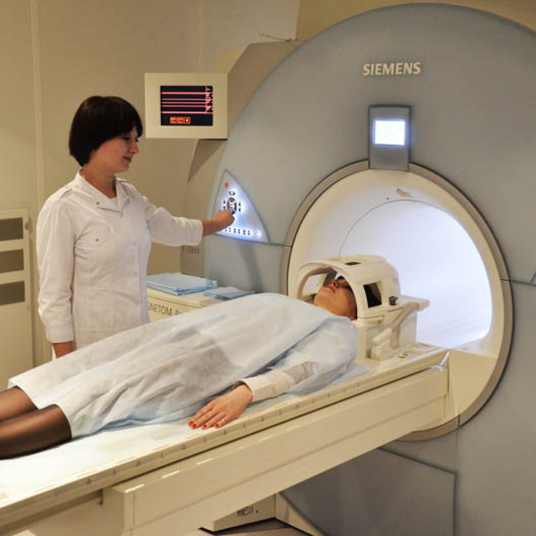 Мрт головного мозга и сосудов новосибирск цены. Магнито-резонансная томография головного мозга. Компьютерная томография головы аппарат. Томограф для людей с большим весом. Мрт сосудов головного мозга аппарат.
