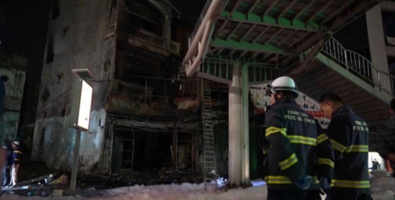 11 человек погибли в результате пожара в кафе в Ханое