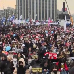 Арестовать президента Южной Кореи призвали протестующие в Сеуле