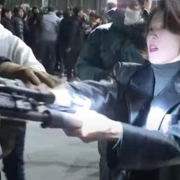«Было страшно, но молчать нельзя». Кореянка, вставшая на пути у военных, рассказывает о событиях минувшей ночи в Сеуле