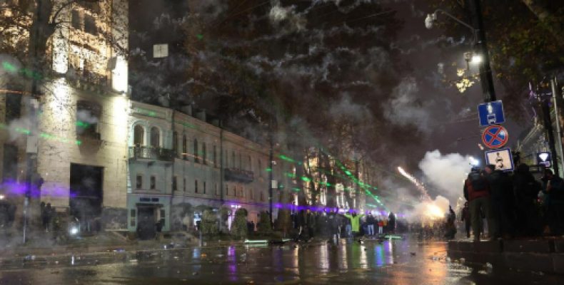 Что происходит в Грузии, где почти неделю не стихают протесты (видео)