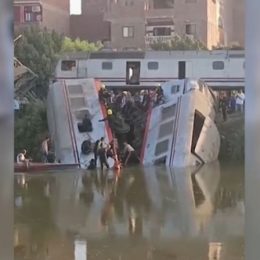 Два пассажирских поезда столкнулись в Египте