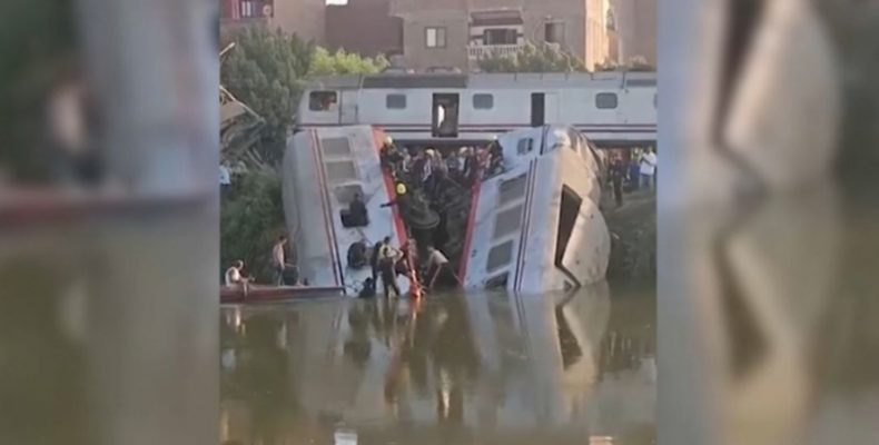 Два пассажирских поезда столкнулись в Египте