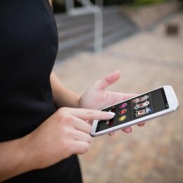 Как правильно носить телефон во время пробежки