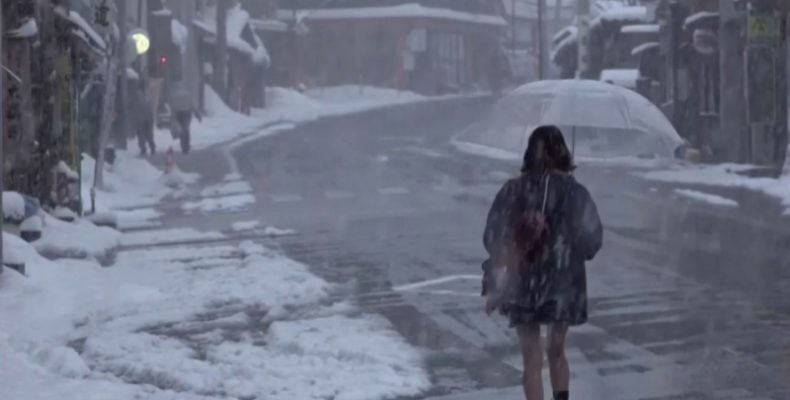 «Красный» уровень опасности ввели в Японии из-за сильных снегопадов