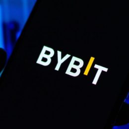 Криптобиржа Bybit всё ещё пытается вернуть украденные Lazarus Group активы