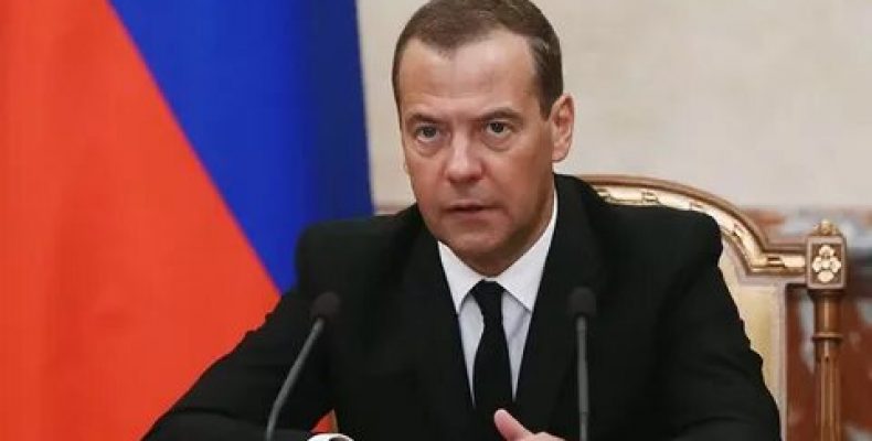 Медведев призвал изменить подход к оценке бедности
