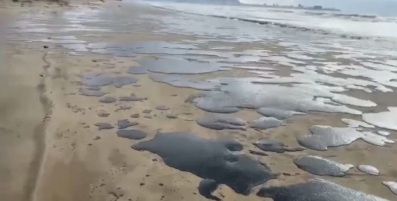 На побережье Чёрного моря ликвидируют последствия разлива нефтепродуктов