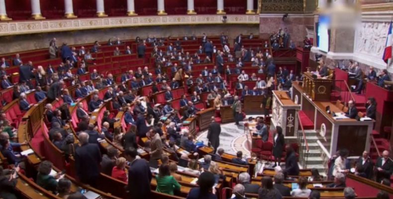 Нацсобрание Франции рассмотрит вотум недоверия оппозиции премьер-министру М.Барнье