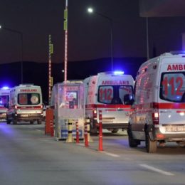 Один погиб, еще 20 пострадали: автобус столкнулся с грузовиком в Турции (фото)