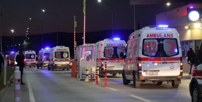 Один погиб, еще 20 пострадали: автобус столкнулся с грузовиком в Турции (фото)