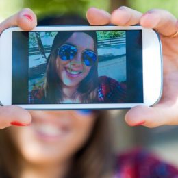 Ответ на критику проверки фото на iPhone