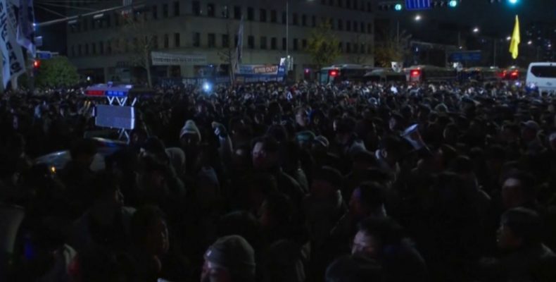 Партии и общественность Южной Кореи выступили за отставку президента. LIVE