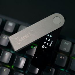 Пользователи кошельков Ledger требуют с компании $500 млн за утечку их данных