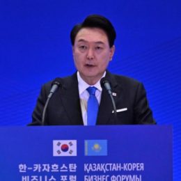 Президент Южной Кореи объявил о введении военного положения в стране