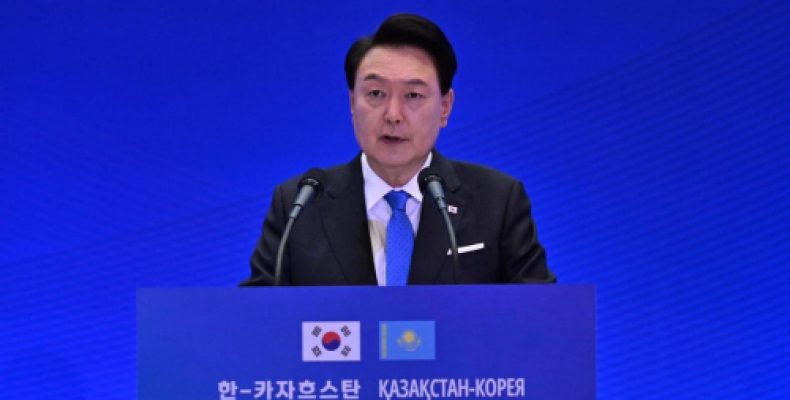 Президент Южной Кореи объявил о введении военного положения в стране