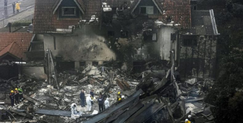 Самолет упал на жилые кварталы в Бразилии: все, кто находился на борту, погибли (видео)