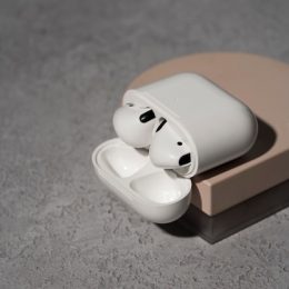 Samsung анонсирует цену на AirPods 2 в России