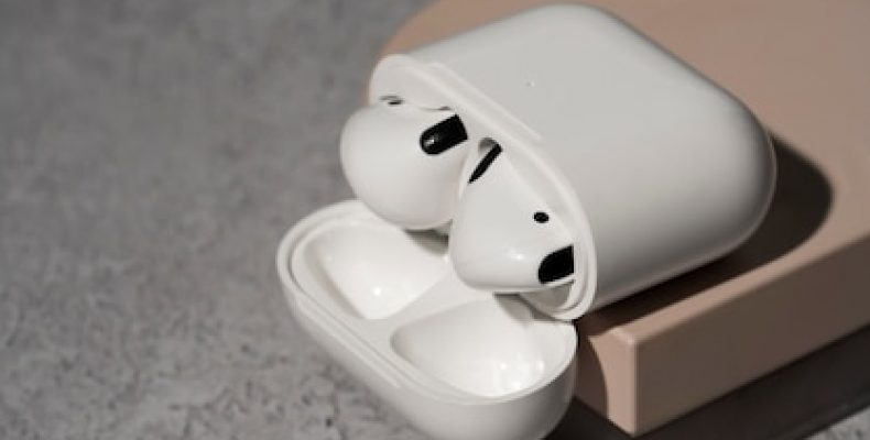 Samsung анонсирует цену на AirPods 2 в России