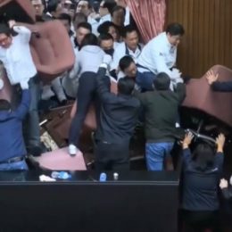 Заседание парламента Тайваня сорвалось из-за драки депутатов