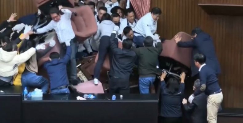 Заседание парламента Тайваня сорвалось из-за драки депутатов
