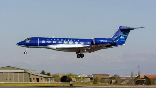 Самолет Azerbaijan Airlines развернули в Баку после вылета в Россию